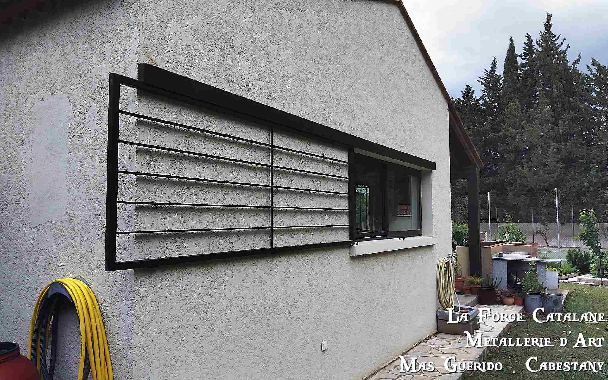 grille de protection coulissante thermolaquage mars forge catalane.jpg